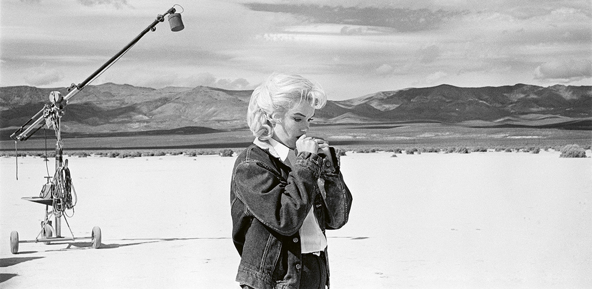 Foto: Marilyn Monroe going over her lines for a scene with Clark Gable in “The Misfits”, Nevada desert, USA 1960 © Eve Arnold/Magnum Photos